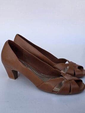 Dexflex Comfort Tan Peep-Toe Wedges - EUC 7.5